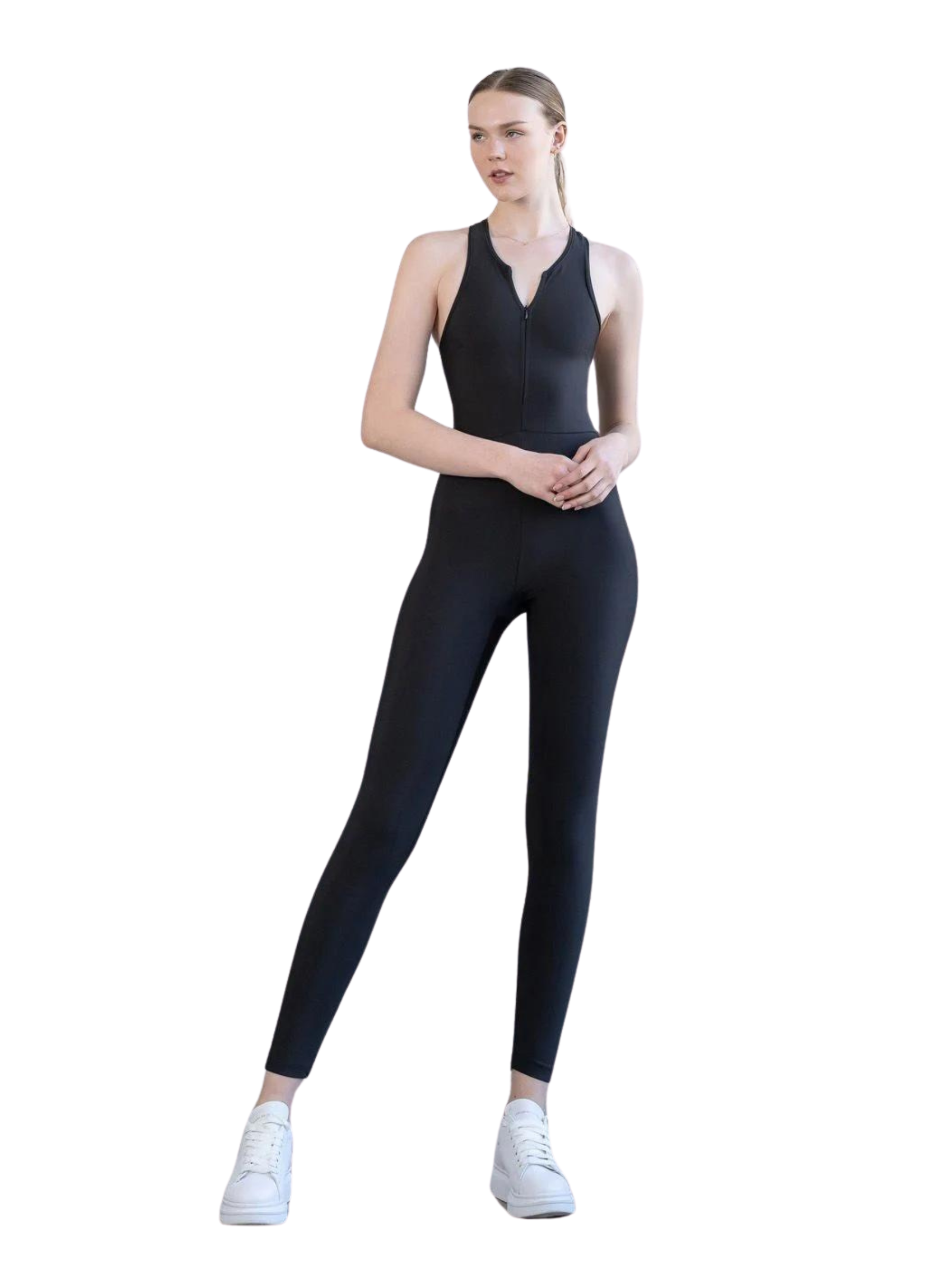 Person in einem Lismina 2852 Zipper Jumpsuit in Schwarz und weißen Sneakers vor einem schlichten Hintergrund.